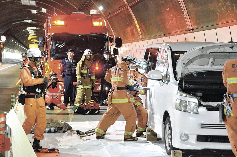 事故で車内に閉じ込められた人を救出するため、工具でドアをこじ開ける松本広域消防局の特別救助隊員