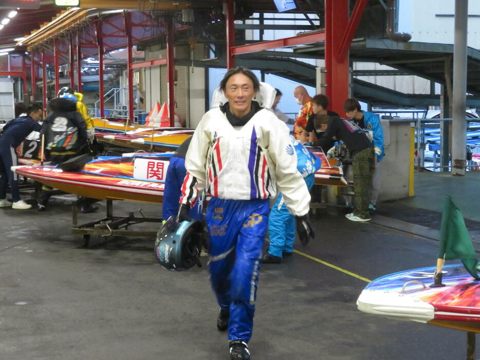 史上2人目のダービー連覇に挑んだ峰竜太は4着に敗れ渋い表情で引き揚げてきた