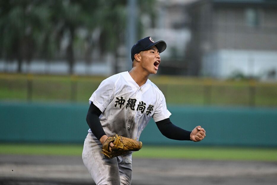 高校野球秋季大会準決勝　速報用　宮古➖沖縄尚学　最後の打者を打ち取り、ガッツポーズの沖尚先発・末吉良丞=5日、コザしんきんスタジアム