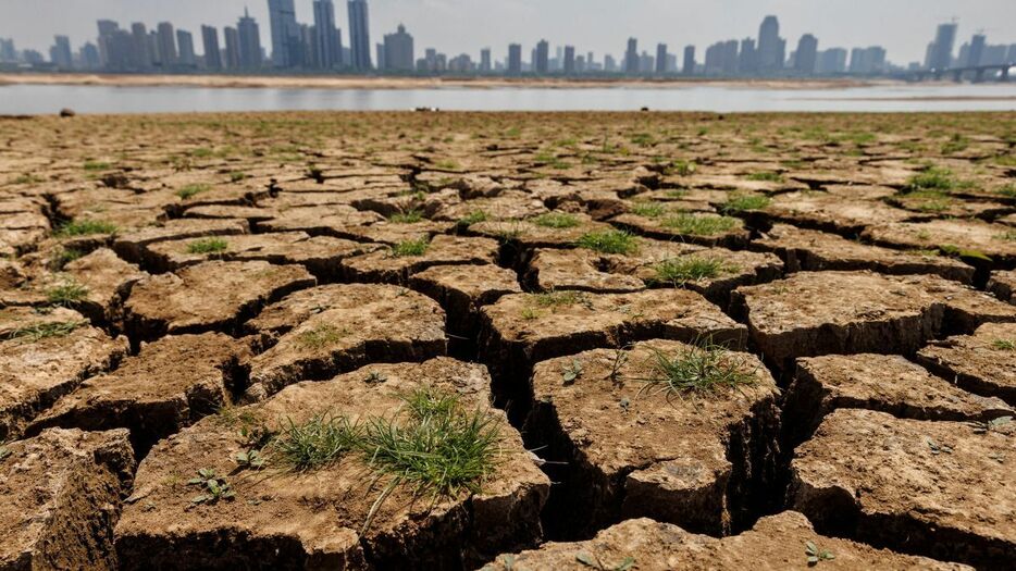 一部が干上がり、地面がひび割れた中国・江西省南昌市の川