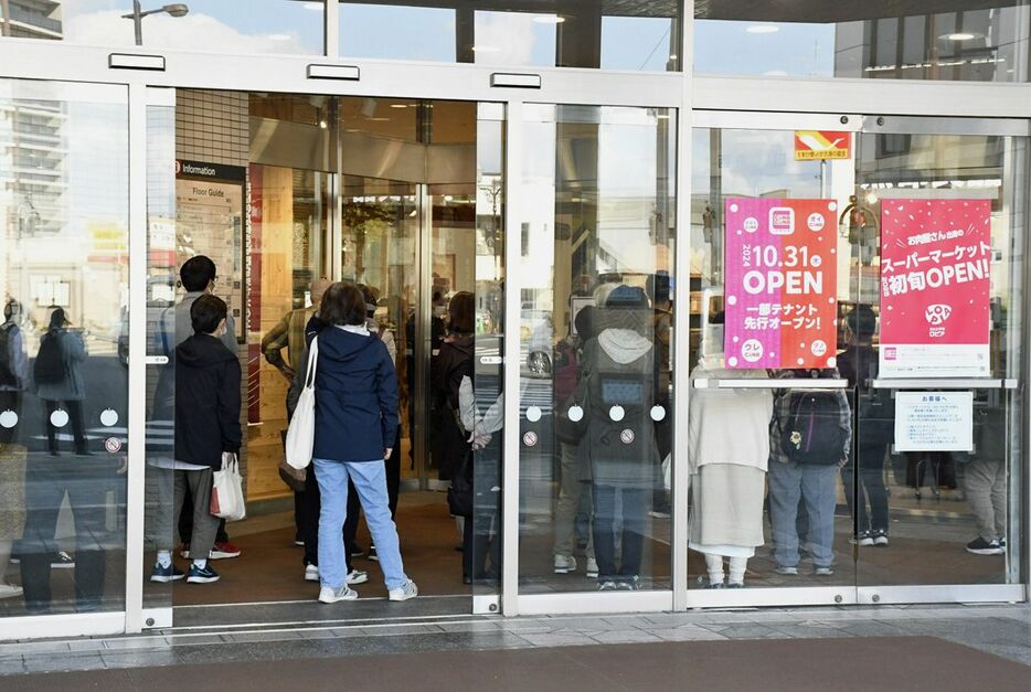 「シーナシーナ弘前」の開店を待つ買い物客＝31日午前10時ごろ、弘前市駅前町