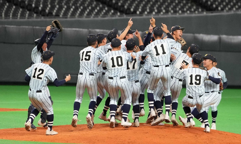 ＜東海大札幌・北海＞優勝を決め喜び合う東海大札幌（撮影・高橋　茂夫）