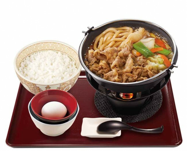 「牛すき鍋定食」（ミニ 860円／並盛 890円／大盛 930円）　※価格は税込み