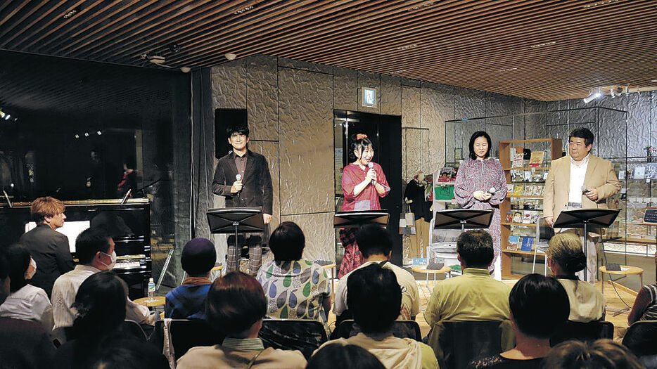 朗読劇を届ける出演者＝富山市の高志の国文学館