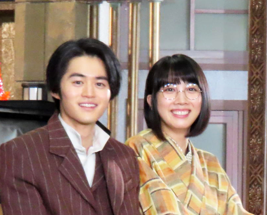 鈴鹿央士（左）と松本穂香（2024年撮影）