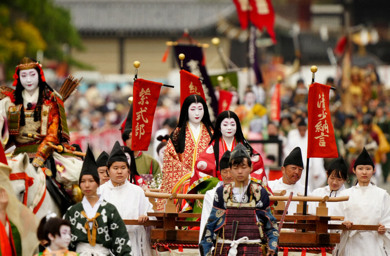 京都御苑を練り歩く時代祭の行列＝京都市上京区で2024年10月22日午後1時18分、松田雄亮撮影