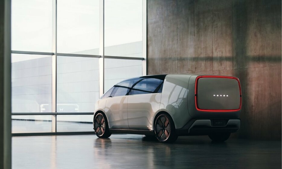 CES2024で世界初公開された「Honda 0シリーズ」の「SPACE-HUB」。新世代のホンダデザインをまとった大型ミニバン