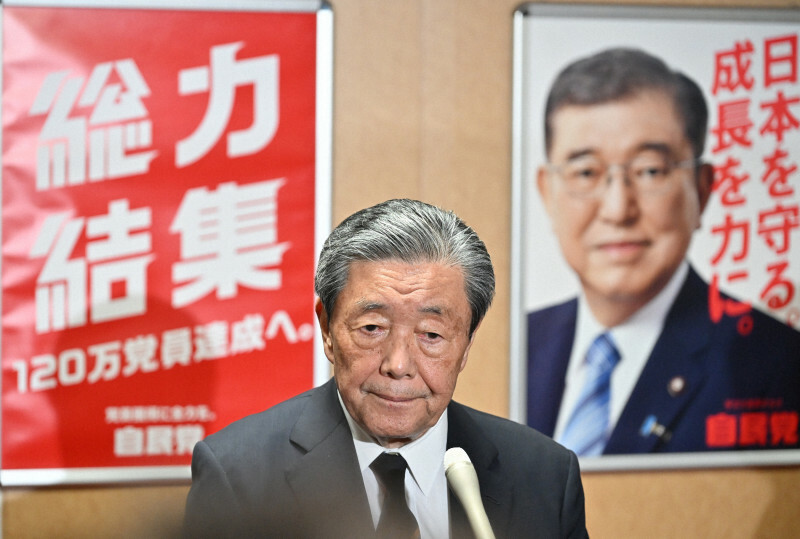 取材に応じる自民党の森山裕幹事長＝東京都千代田区の同党本部で2024年10月28日午前1時31分、宮間俊樹撮影