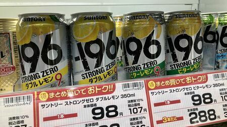 ブランド名やビジュアルを一新し、今や4%の商品も展開している、かつてストロングゼロだった「－196」。店頭では未だに「ストロングゼロ」の表記だが、いつの間にか大きく変化していたのだ（編集部撮影）