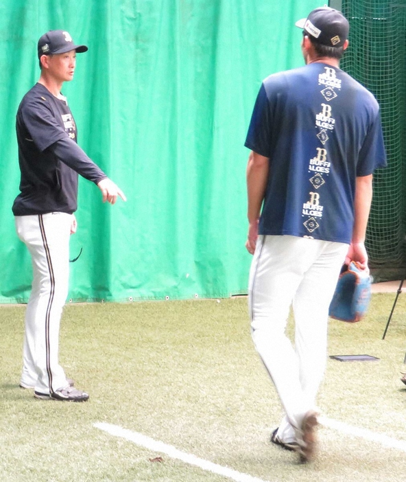 佐藤（手前）に直接指導するオリックス・岸田監督