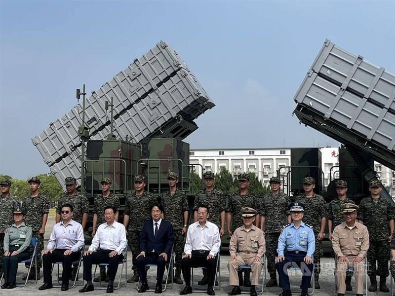 18日午前、桃園市内の海軍陸戦隊基地を視察した頼清徳総統（左から4人目）ら