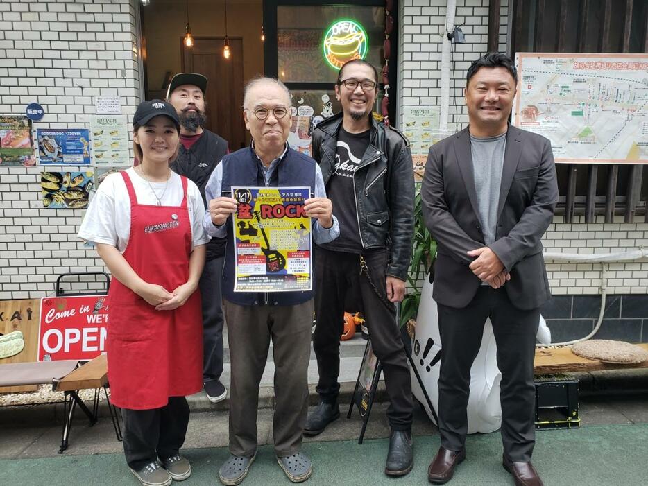 （後列右から）旗の台稲荷通り商店会副会長の荻野大輔さん、イベントに出店する「FUKAI SHOTEN」店主の深井裕二さん、（前列右から）、旗の台稲荷通り商店会副会長の金山友繁さん、会長の荻野晴治さん、「FUKAI SHOTEN」の翔美さん