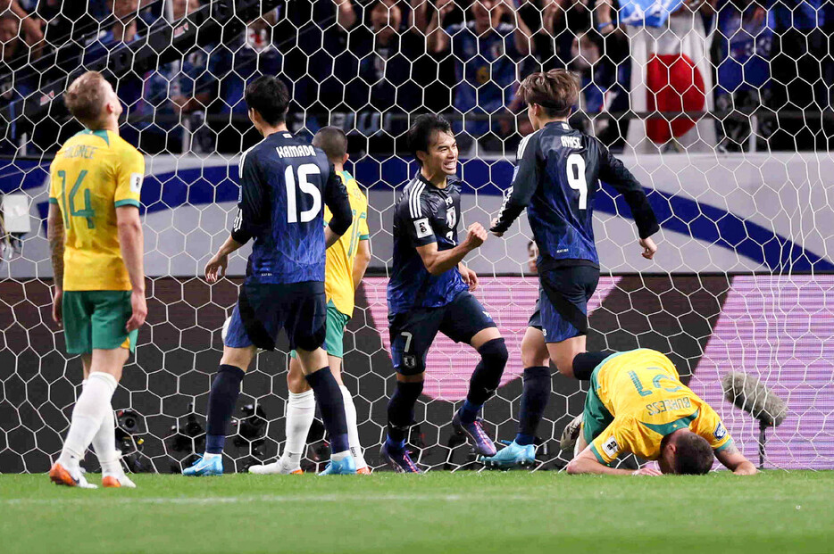 サッカーＷ杯予選。オーストラリア戦の後半、相手オウンゴールで同点に追い付き喜ぶ三笘（中央）＝１５日、埼玉スタジアム