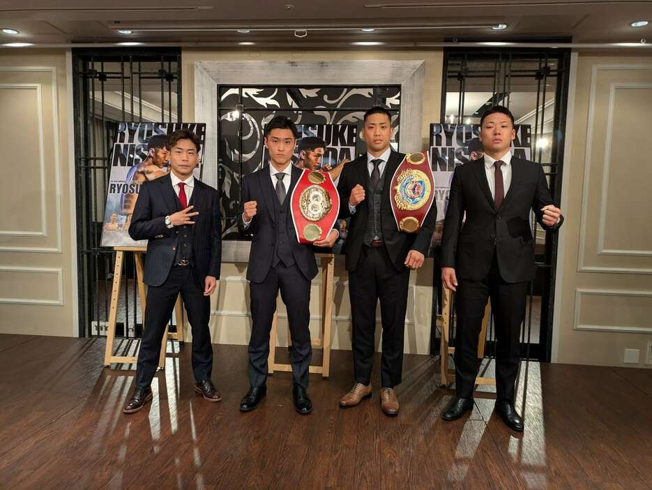 12月開催の「U－NEXT　BOXING」第1弾への出場が決まり、闘志を燃やす（左から）谷口将隆、西田凌佑、国本陸、竹迫司登＝29日、大阪市中央区（撮影・月僧正弥）