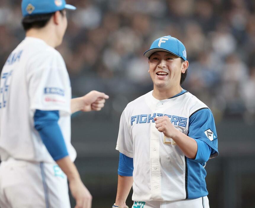 日本ハム対ロッテ　7回途中から登板した河野は無失点に抑え笑顔（撮影・黒川智章）