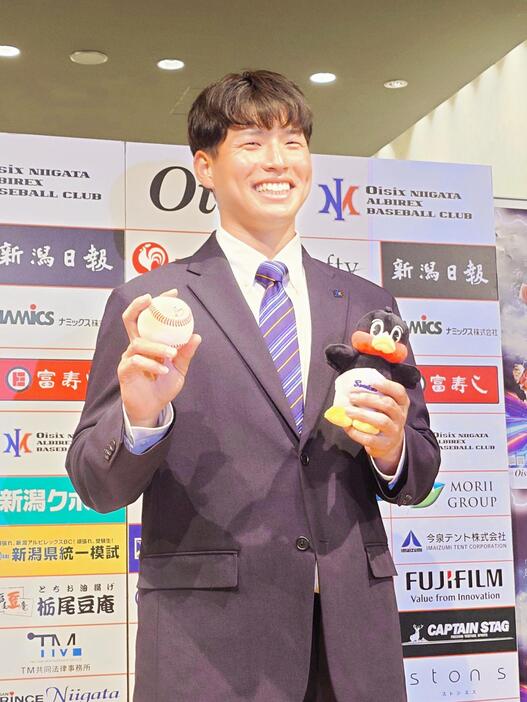 　笑顔で写真に応じる下川隼佑