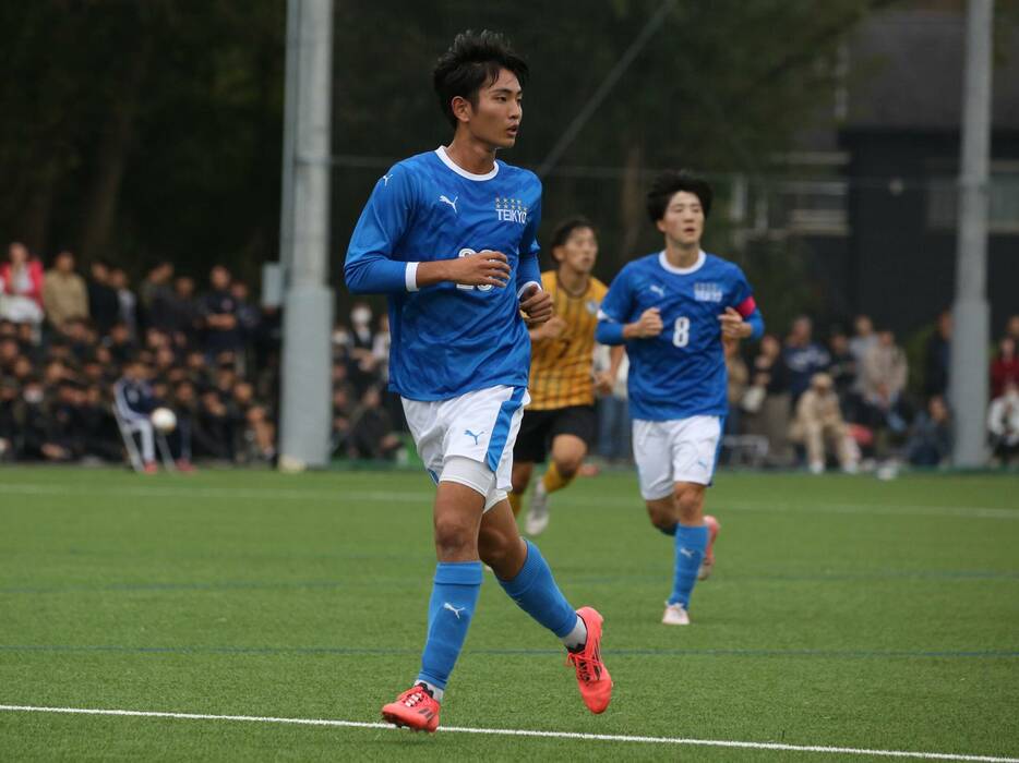 帝京高のU-18日本代表CB田所莉旺(3年=川崎F U-18出身)は攻守に存在感のある動き(Taro YOSHIDA)