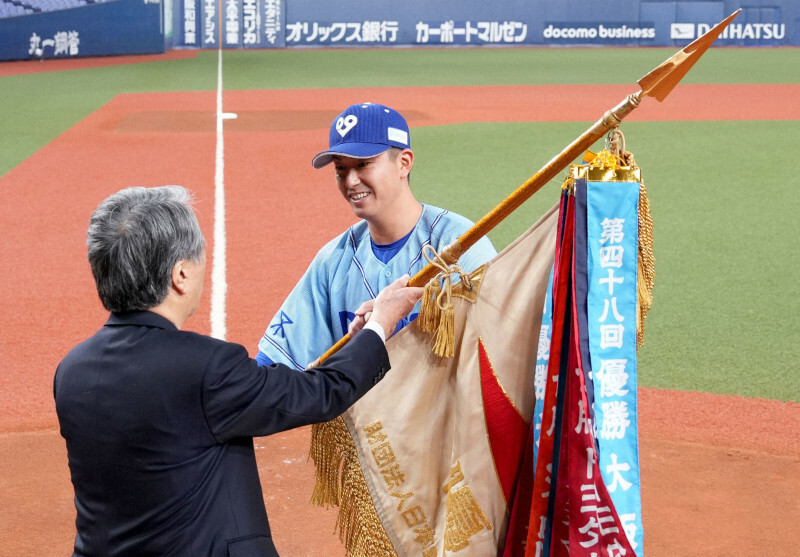 優勝旗を返還する前年優勝の大阪ガス・高橋佑八主将＝京セラドーム大阪で2024年10月29日、松田雄亮撮影