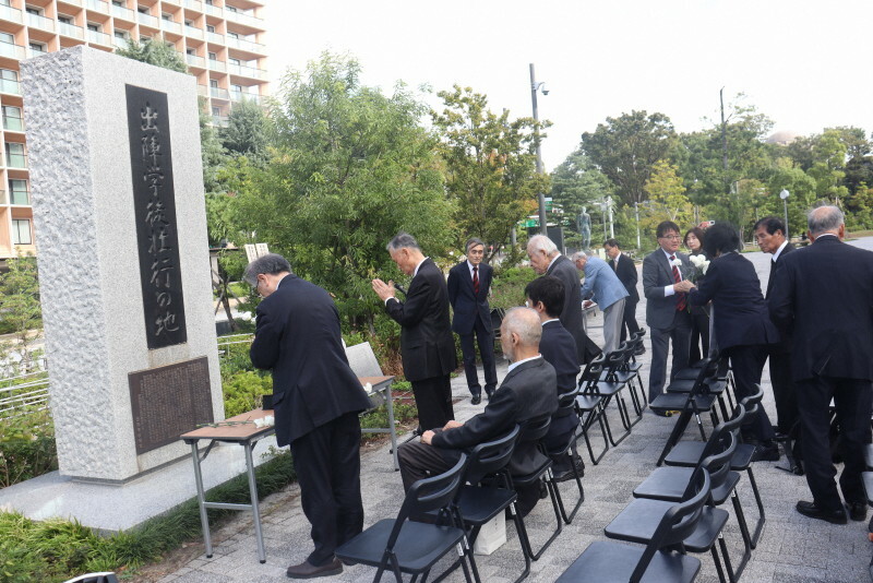 「学徒出陣」犠牲者の追悼式。遺族らが参列した＝東京都新宿区の国立競技場敷地で2024年10月21日、栗原俊雄撮影