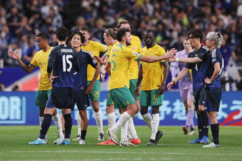 サッカー・ワールドカップ（Ｗ杯）のアジア最終予選。引き分けで終え、健闘をたたえ合う日本とオーストラリアの選手＝１５日、埼玉スタジアム