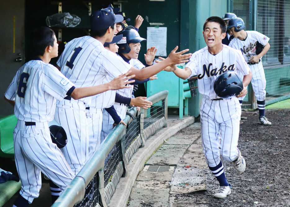 ４回、生還した眞島を出迎える横浜中ナイン