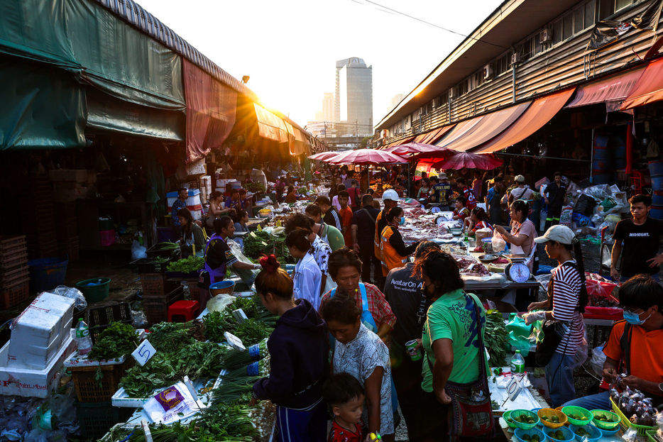 　１０月１８日、タイのジュラプン財務副大臣は、今年の国内総生産（ＧＤＰ）成長率は３％、来年は３％以上との予想を示した。写真はタイのバンコクにある市場で５月撮影（２０２４　ロイター／Athit Perawongmetha）