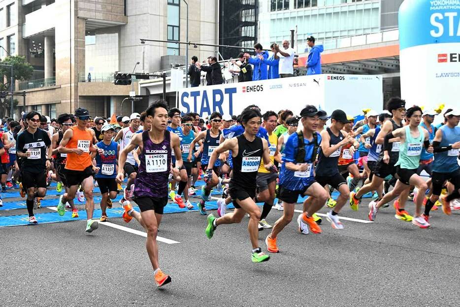 スタートの合図とともに大勢のランナーが駆け出した「横浜マラソン２０２４」＝２７日、横浜市内