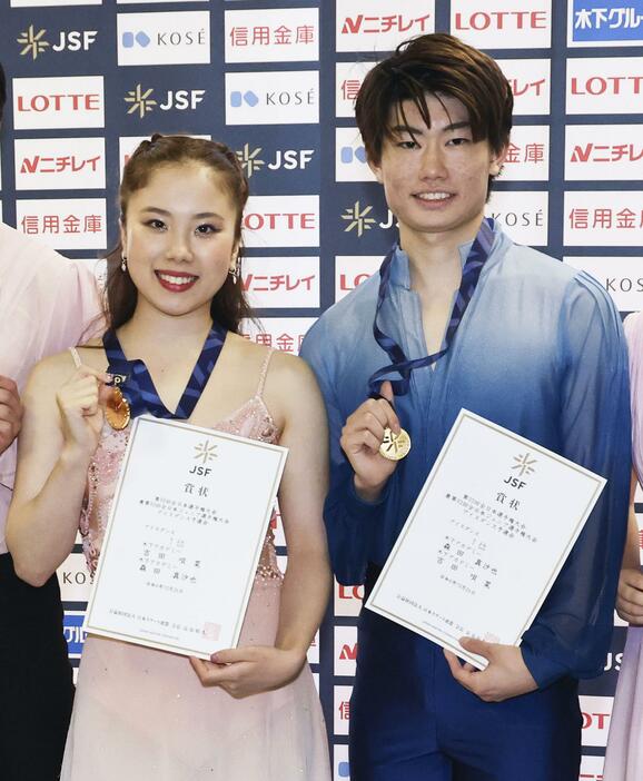 アイスダンスで優勝した吉田唄菜（左）、森田真沙也組＝テクノルアイスパーク八戸