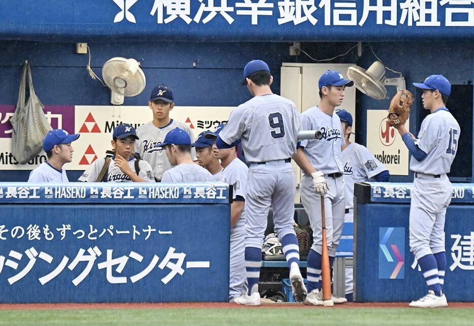 継続試合が決まり引き上げる平塚学園ナイン＝横浜（立石　祐志写す）