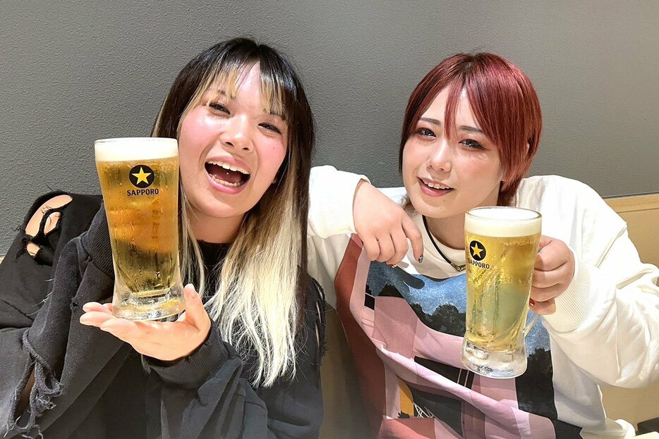 タッグリーグへ向け酒を酌み交わし結束を固めた舞華とＨＡＮＡＫＯ