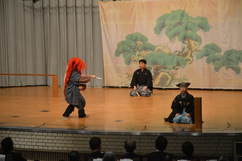 「神鳴り」を演じる岡藤弦一君と清明君（県教育会館で）