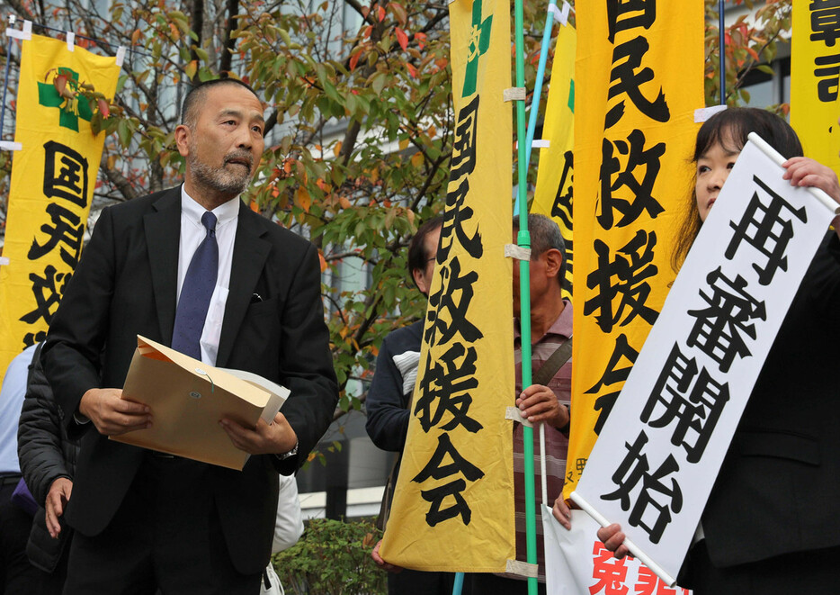 福井女子中学生殺害事件の再審開始が認められた前川彰司さん（左）＝２３日午前、金沢市