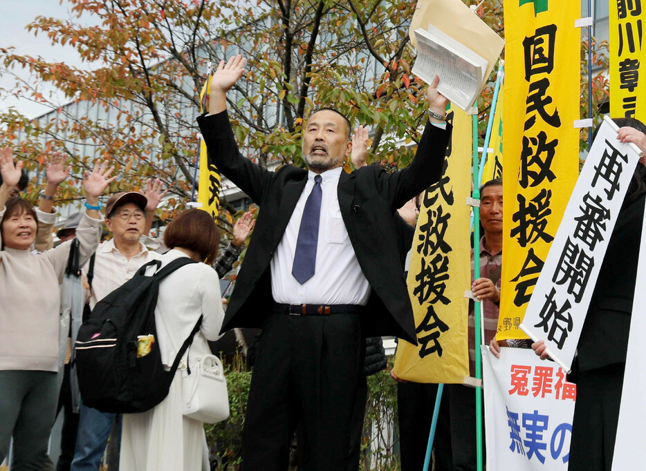 福井女子中学生殺害事件の再審開始が認められ、喜ぶ前川彰司さん（中央）＝２３日午前、金沢市