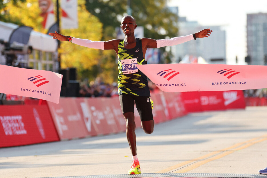 シカゴ・マラソンは１３日、米シカゴの市街地コースで行われ、男子はジョン・コリル（ケニア）が２時間２分４４秒で優勝した。