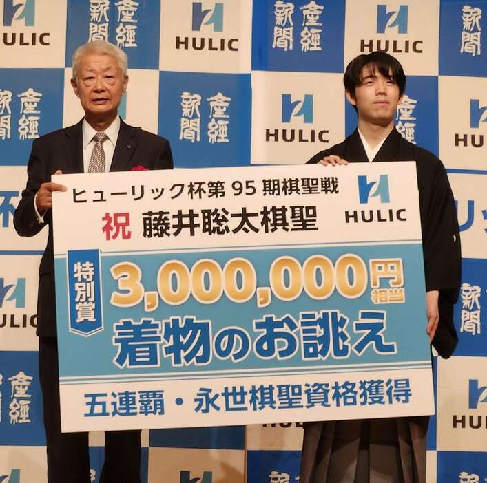 将棋の「ヒューリック杯第95期棋聖戦」の就位式に出席した左からヒューリックの西浦三郎会長、藤井聡太棋聖＝東京・台場