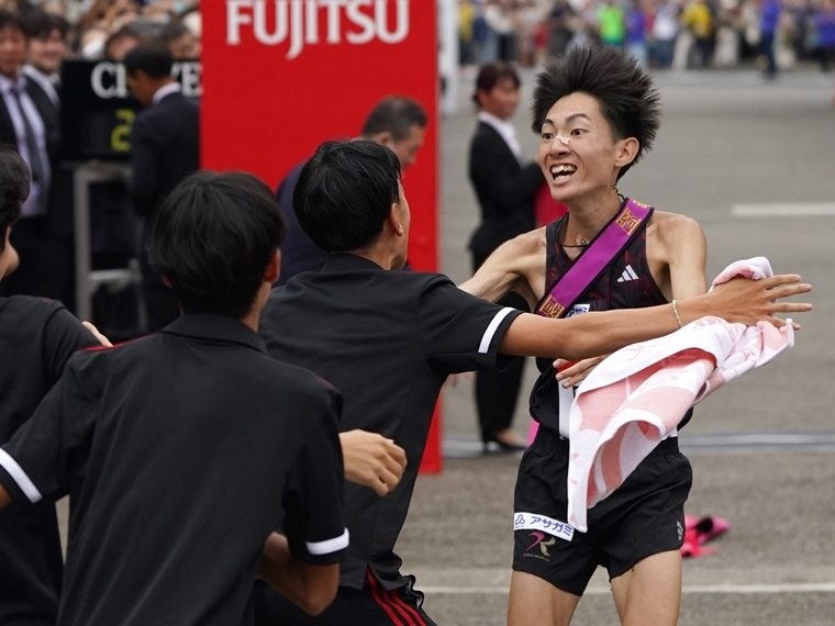 優勝のフィニッシュテープを切った平林選手は、真っ先に仲間のもとへ（撮影・樫山晃生）