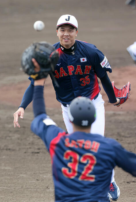 投内連係を行う阪神才木（撮影・上山淳一）