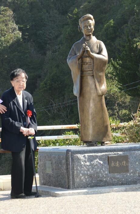 石井ふく子さんと美空ひばりさん像