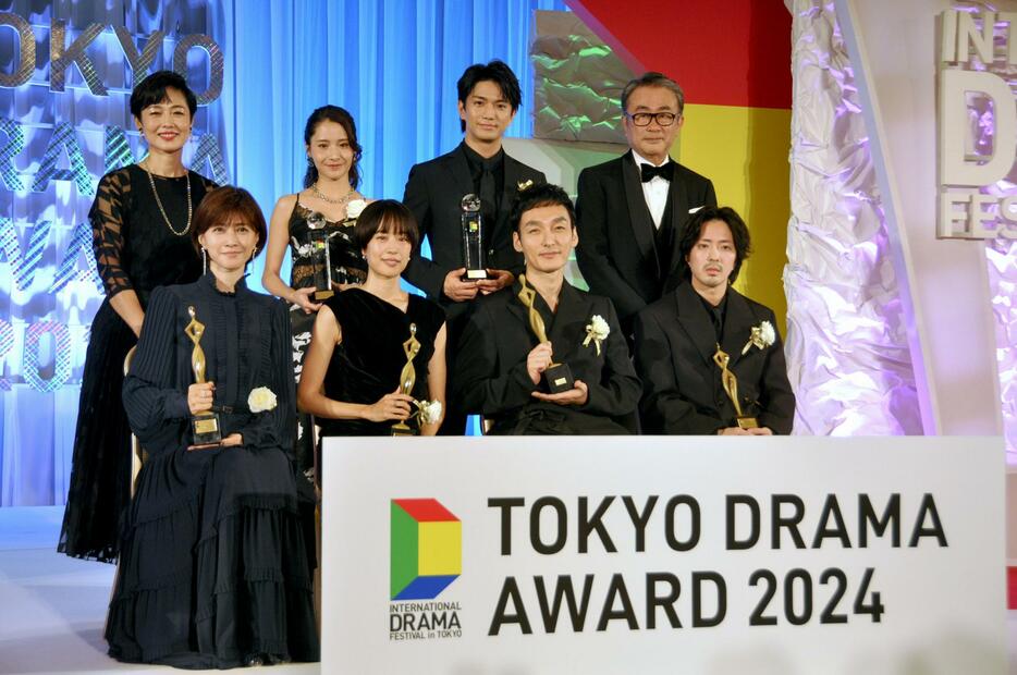 「東京ドラマアウォード2024」の授賞式で、写真に納まる主演男優賞の草なぎ剛さん（前列右から2人目）ら＝28日午後、東京都港区