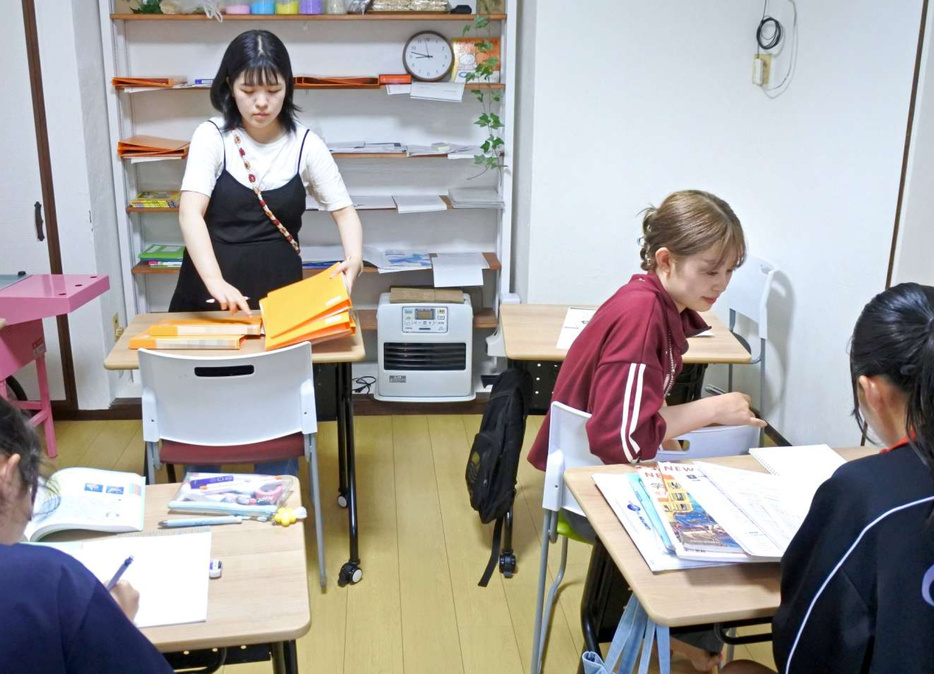 無料の塾で中学生に勉強を教える大学生ら＝１６日、鹿児島市武１丁目（画像を一部加工しています）