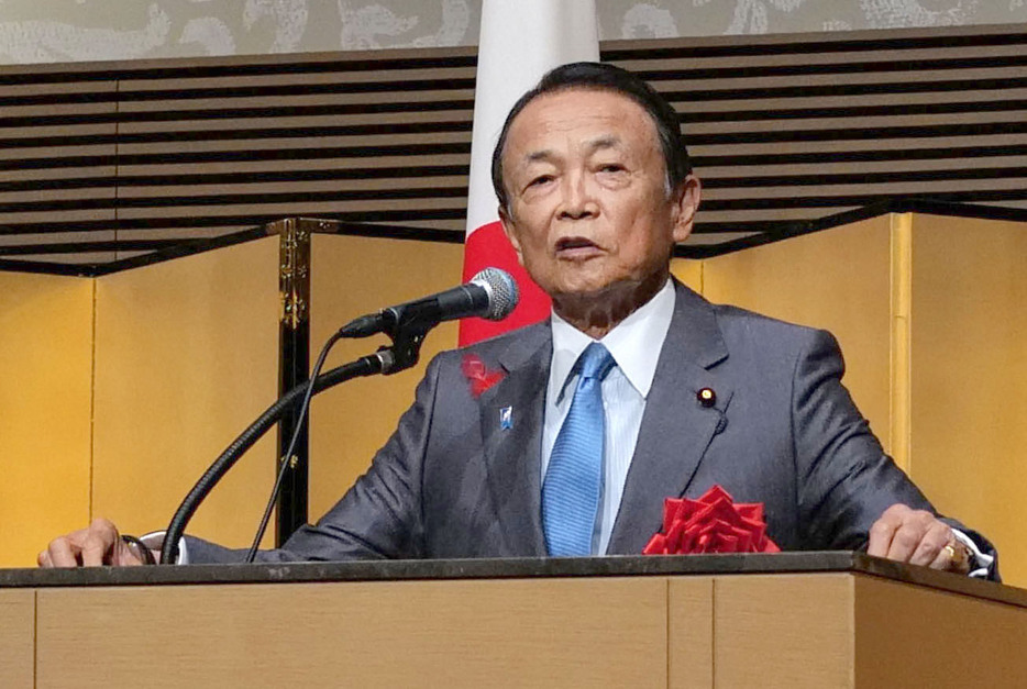 台湾関連の式典であいさつする自民党の麻生最高顧問＝8日午後、東京都港区