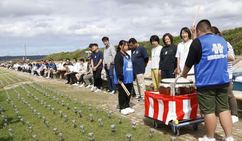 石川県志賀町で行われたギネス記録挑戦イベントで、ベンチに腰かけて和太鼓をたたく順番を待つ参加者＝5日午前