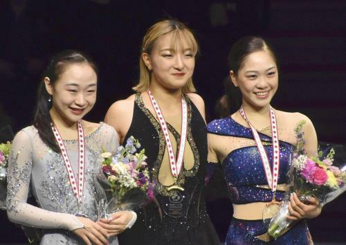 表彰式で笑顔を見せる（左から）松生理乃、坂本花織、吉田陽菜（カナダ・ハリファクスで）＝平沢祐撮影