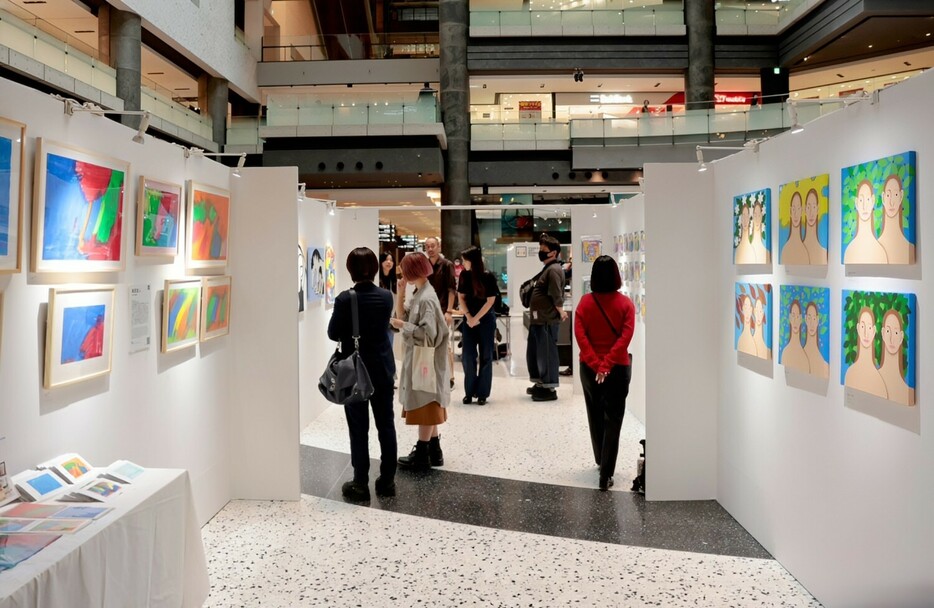 数多く作品が展示された「OSAKA　ART　MARKET　2024」の会場