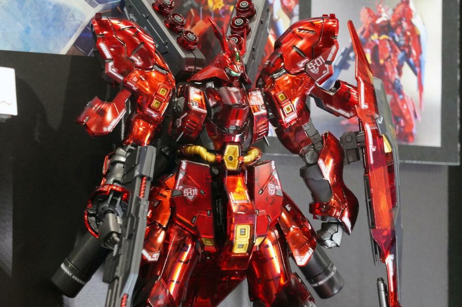 「機動戦士ガンダム 逆襲のシャア」のサザビーのガンプラ「RG 1／144 ガンダムベース限定 サザビー ［メカニカルコアメッキ］」