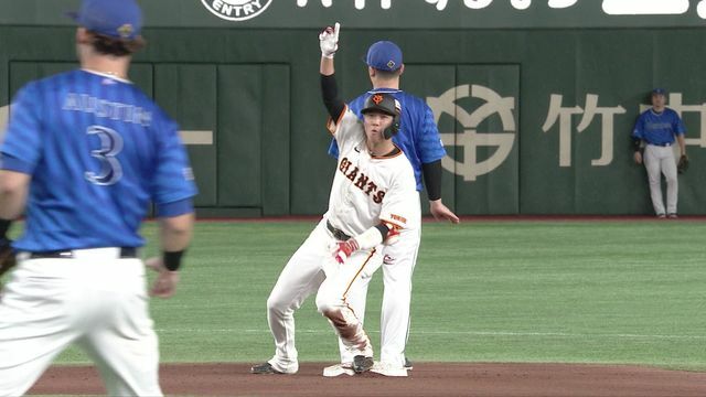 二塁打を放ち、スライディングしながらガッツポーズをする巨人・坂本勇人選手(画像:日テレジータス)