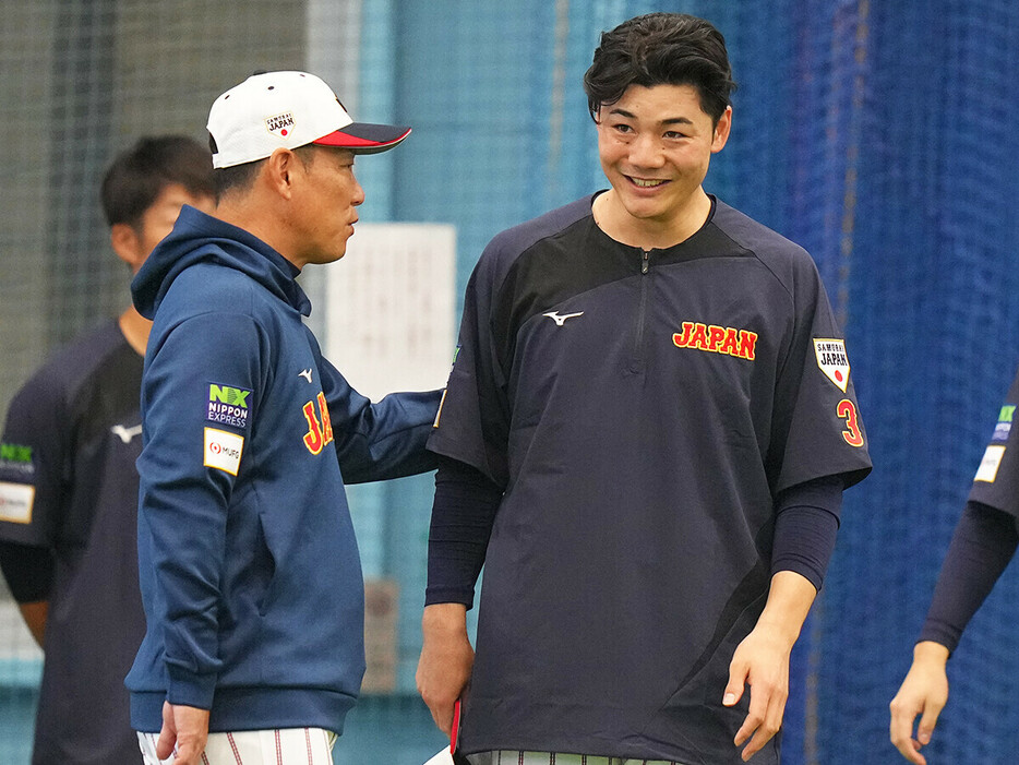 侍ジャパン・井端弘和監督（写真左）に声をかけられ笑顔を見せる清宮幸太郎　photo by Sankei Visual