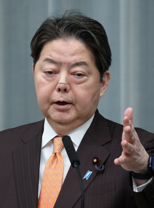 記者会見する林芳正官房長官＝３０日午前、首相官邸