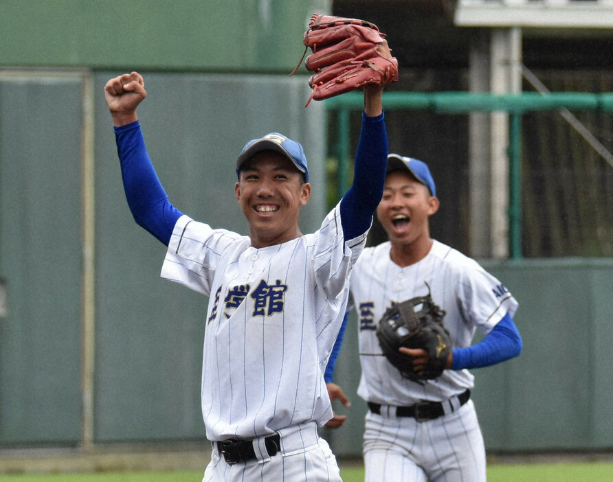 【聖隷クリストファー－至学館】3安打完封で準決勝進出を決めた至学館の尾崎陽真（左）＝静岡市のちゅ～るスタジアム清水で2024年10月20日、黒詰拓也撮影