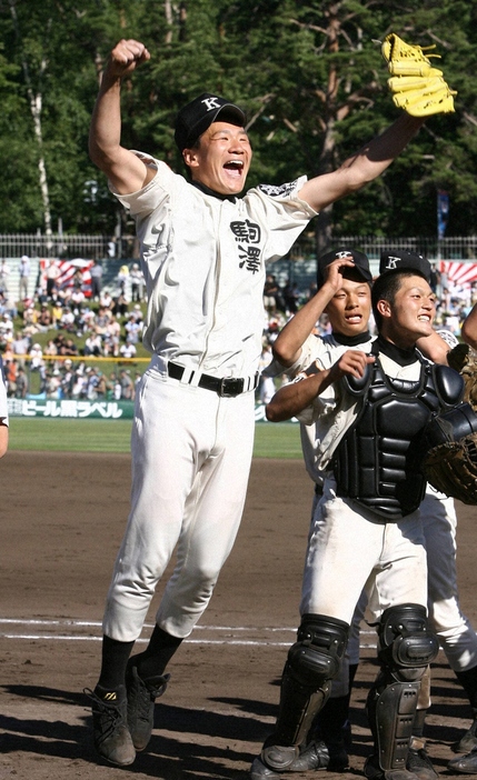 2006年夏の南北海道大会決勝で札幌光星を破った駒大苫小牧・田中将大は飛び上がって喜ぶ